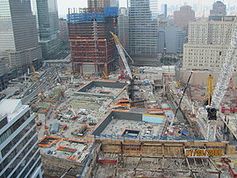 Ground Zero im Juli 2010, die Baustelle des Memorials in der Mitte, links dahinter das One World Trade Center. Bild: Chris Bridges
