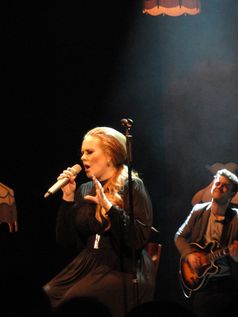 Adele bei einem Auftritt in Seattle (2011)