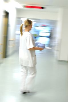 Eine Krankenschwester im typischen Dauerstress und mit vernachläßigbarer Vergütung (Symbolbild)