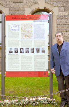 Oswald Marschall, leitender Referent vom Zentralrat Deutscher Sinti und Roma, hier vor der am 4. Mai 2015 enthüllten Erinnerungs- und Gedenktafel vor dem Hauptgebäude der Polizeidirektion Hannover, Archivbild