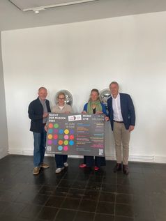 Hannovers Kulturdezernentin Eva Bender (3. v.l.) und HMTG-Geschäftsführer Hans Nolte (4. v.l.) präsentieren in der Galerie Drees mit den Gastgebern das Programm zur Nacht der Museen am 14. Juni 2025. Bild: Hannover Marketing und Tourismus GmbH (HMTG) Fotograf: Ela Windels HMTG