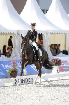 Die Österreicherin Victoria Max-Theurer gewinnt mit Moliere in Donaueschingen 2010 die Einlaufprüfung zur Qualifikation für den Nürnberger Burgpokal. Bild: Stefan Lafrentz