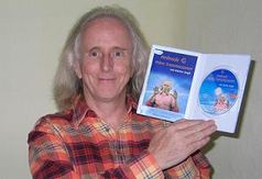 Der englische Geistheiler Karma Singh mit der ersten produzierten DVD. Bild: Thorsten Schmitt / ExtremNews