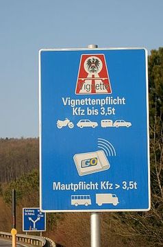 Mauttafel vor einer österreichischen Autobahnauffahrt