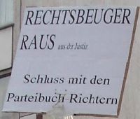 Plakat auf der justizkritischen Demonstration