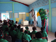 Mit Humor werden wichtige Inhalte vermittelt. Besonders Kinder und Jugendliche müssen lernen, dass Natur- und Umweltschutz große Bedeutung haben. Bild: www.dominica.dm