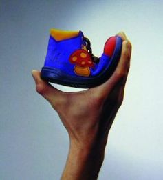 Biegen Sie mehrere Modelle mit einer Hand. Je weicher und flexibler der Schuh, desto besser für die Kinderfüße. Bild: kinderfuesse.com