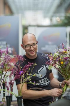 Marcel Schulz, Deutscher Meister der Floristen 2014. Bild: "obs/Fleurop AG/Holger Peters"