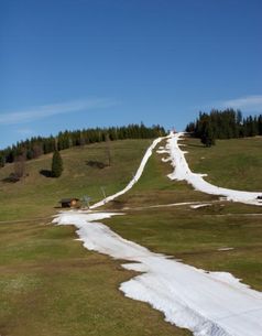 Advocard Rechtsschutzversicherung AG: Winterurlaub ohne Schnee - Grüne Wiesen statt weißer Pisten / Welche Rechte haben Urlauber, wenn das Skivergnügen blank liegt?