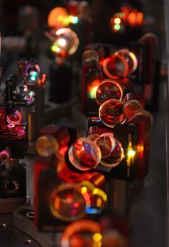 Das LAP-Team hat einen Ytterbium:Yttrium-Aluminium-Granat Scheibenlaser entwickelt, der Lichtpulse mit einer Dauer von 7,7 Femtosekunden und 2,2 Lichtwellenausschlägen aussendet. Diese Pulse verfügen über eine durchschnittliche Leistung von sechs Watt und 0,15 Mikrojoule Pulsenergie, eineinhalb Größenordnungen mehr als kommerziell erhältliche Ti:Sa Laser.