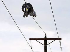 Roboter: Befestigt Glasfaserkabel an Stromleitung.