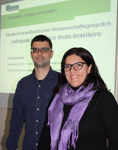 Die brasilianischen Wissenschaftler Rosana Da Camara Teixeira (vorne) und Felipe Lopes berichten in
Quelle: Universität Bielefeld (idw)