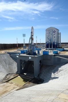 Das russische Kosmodrom am Vortag des ersten Starts mit der Rakete auf der Startrampe