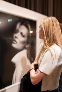 Porträt von Kate Moss "White Coat" des Fotografen Bryan Adams  Bild: Amberger Congress Centrum Fotograf: Franziska Farr