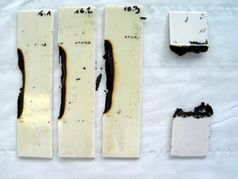 Lack schützt vor Verbrennen: links die beschichtete Probe nach der Brennerprüfung, rechts: die unbeschichtete Vergleichsprobe. © Fraunhofer IFAM 