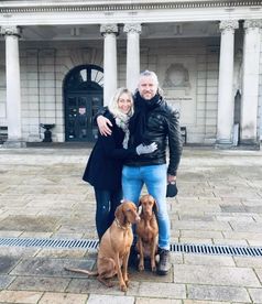 Meike und Maik mit ihren Hunden  Bild: Traumhausverlosung Fotograf: Privat
