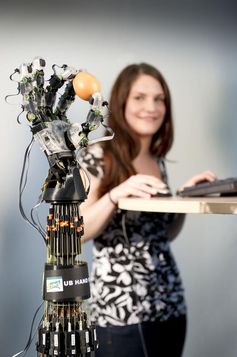 Saarbrücker Wissenschaftler haben eine Roboterhand entwickelt, die so sensibel ist, dass sie auch ein rohes Ei greifen kann, ohne es zu zerbrechen.
Quelle: Foto: Markus Breig (idw)