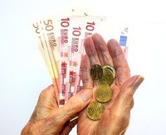 Geld in den Händen: Warten zahlt sich oft aus.