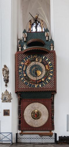 Im linken Seitenschiff der St. Marienkirche in Danzig: Astrologische Uhr von Hans Düringer aus Nürnberg (15. Jahrh.), mit einer Cisiojanus-Anzeige