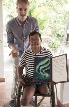 Model mit Prothese Mario Galls trifft mit Handicap International in Kambodscha Thun Channereth / Bild: "obs/Handicap International/Paul James Hay"