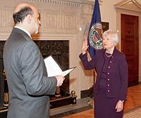 Ben Bernanke nimmt Yellen den Amtseid ab (4. Oktober 2010).