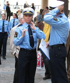 Schwedische Polizisten in Festtags-Uniform