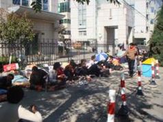 Geprellte Tibeter im Sitzstreik vor dem Firmengebäude