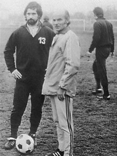 Dettmar Cramer (rechts) 1975 als Trainer des FC Bayern München mit Gerd Müller (links).