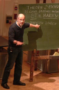 Harald Lesch bei einem Vortrag 2010, an der Tafel sein Spitzname Harry