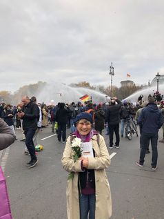 Friedliche Demonstranten die gegen das Infektionsschutzgesetz am 18.11.2020 protestierten wurden mit Waffengewalt bekämpft.