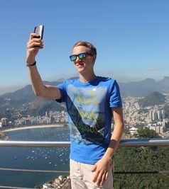 Selfie: Amazon bietet neue Bezahlform an. Bild: pixelio.de, Astrid Götze-Happe