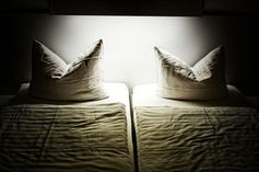 Schlafzimmer: Frauen beim Sex oft gehemmt. Bild: pixelio.de, P. Bork