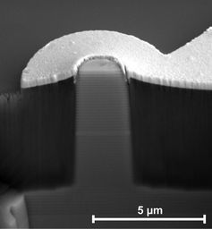 Diese an der Universität Würzburg hergestellte Struktur aus Halbleitermaterial mit integrierten Quantenpunkt-Nanostrukturen sendet einzelne Photonen aus.
Quelle: Bild: Physikalisches Institut, Uni Würzburg (idw)