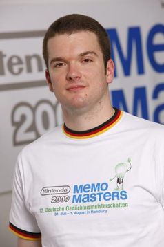 Simon Reinhard (30) aus München ist der Mann mit dem besten Gedächtnis Deutschlands. Bei den Nintendo MEMO MASTERS in Hamburg merkte er sich am Wochenende unter anderem 627 Spielkarten in der richtigen Reihenfolge. Bild: obs/Nintendo MEMO MASTERS