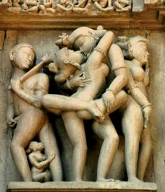 Erotische Skulpturen an einem Tempel.
