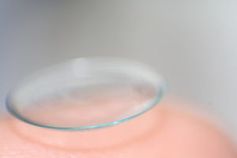 Kontaktlinse: sendet Daten zu Blutzuckergehalt. Bild: pixelio.de, traumtänzerin
