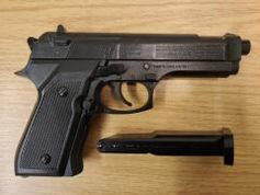 Pistole griffbereit im Fußraum Bild: Bundespolizei