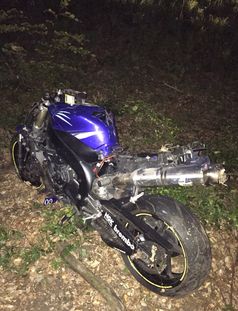 Das total beschädigte Motorrad nach dem Unfall
