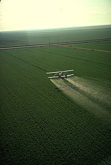 A cropduster spraying pesticide on a field Bild: en.wikipedia.org