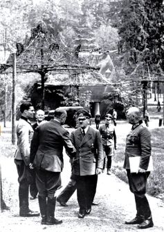 Wolfsschanze am 15. Juli 1944 (ganz links: Stauffenberg, rechts neben Hitler: Wilhelm Keitel. Hitler begrüßt den General der Flieger K.-H. Bodenschatz, der fünf Tage später durch Stauffenbergs Bombe schwer verletzt wurde, im Gegensatz zu Hitler selbst)