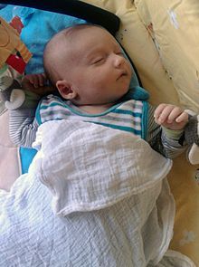 Ein Säugling mit 8 Wochen Bild: MasterFinally / de.wikipedia.org