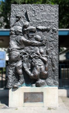 Der Tod des Demonstranten, Relief vor der Deutschen Oper, Berlin