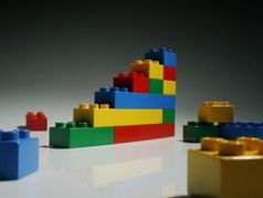 Bausteine: Lego inspiriert neue Bauelemente. Bild: pixelio.de/ lernspiel.org