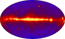 Räumliche Verteilung der kosmischen Gammastrahlung mit Energien größer 100 MeV. Ihre Verteilung gibt gleichwohl Hinweise auf den Ursprung der Teilchenstrahlung. Das helle Band ist die Milchstraße, mit ihrem Zentrum in der Mitte. Bild: de.wikipedia.org