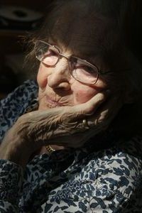 Alte Frau: Exposom-Konzept für Alzheimer.