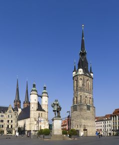Halle: Marktplatz mit Marktkirche, Händel-Denkmal und Rotem Turm. Die Marktkirche und der Rote Turm bilden zusammen das Wahrzeichen der „Fünf Türme“.