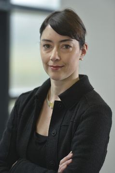 Junior-Professorin Dr. Pia Knoeferle befasst sich mit der Frage, wie Menschen Sprache im Kopf verarbeiten und wie visuelle Reize sich darauf auswirken. Quelle: Foto: Universität Bielefeld (idw)