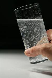 Wasser: Tägliche Einnahme von Backpulver gesund.