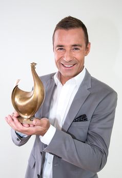 Kai Pflaume mit der Goldenen Henne. Bild: "obs/MDR Mitteldeutscher Rundfunk/MDR/Daniela Höhn"