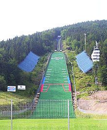 Die Sprungschanze von Zakopane im Sommer. Bild: Zbigniew Figiel / de.wikipedia.org 